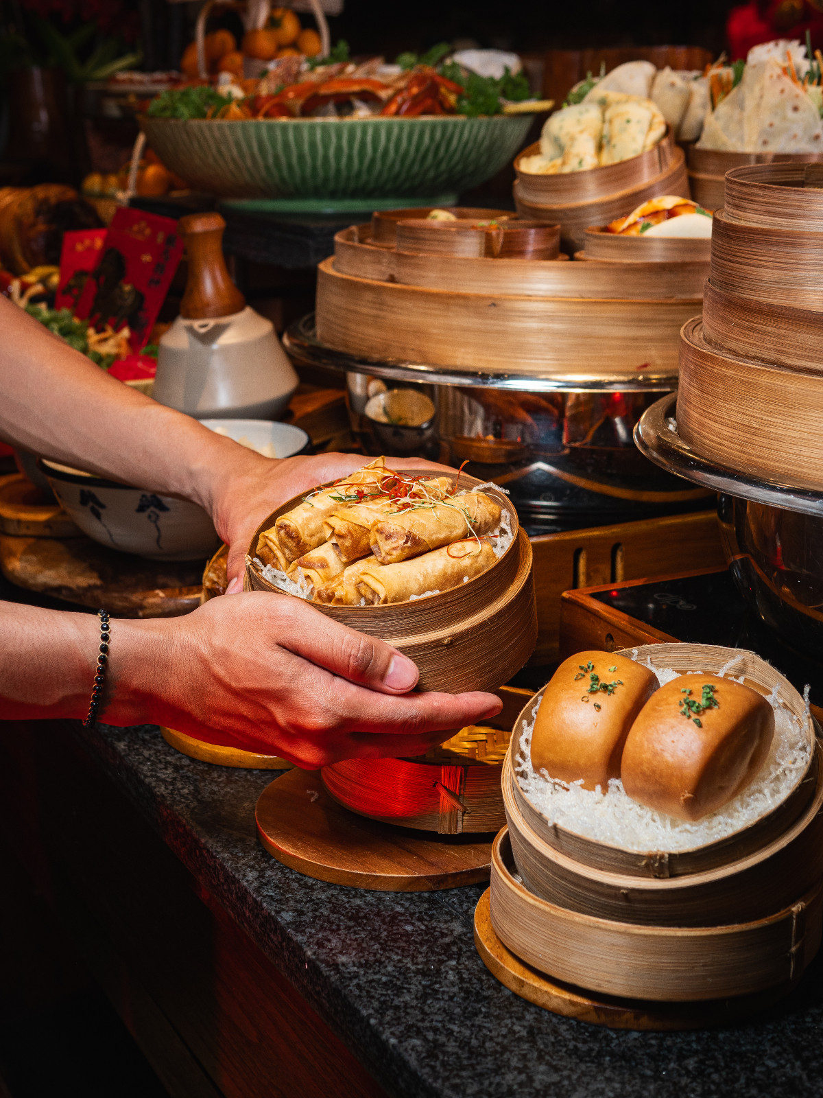 Dari dim sum klasik hingga Roasted Peking Duck, tersedia di Makase pada Oriental Night