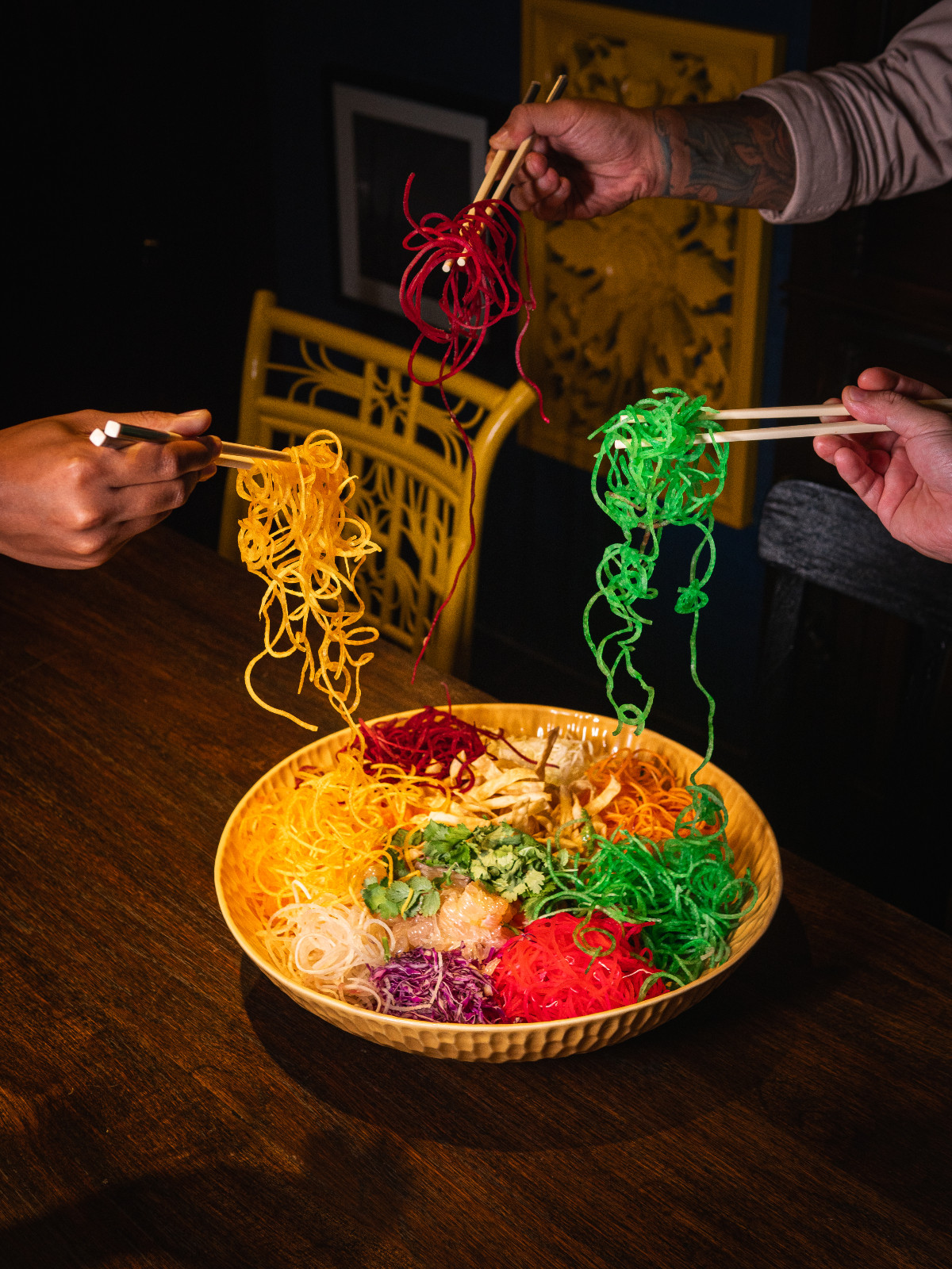Yee Sang, salad khas Imlek yang kaya warna dan simbolisme, menyatukan ikan segar, sayuran, dan saus manis-asam dalam satu adukan penuh harapan.