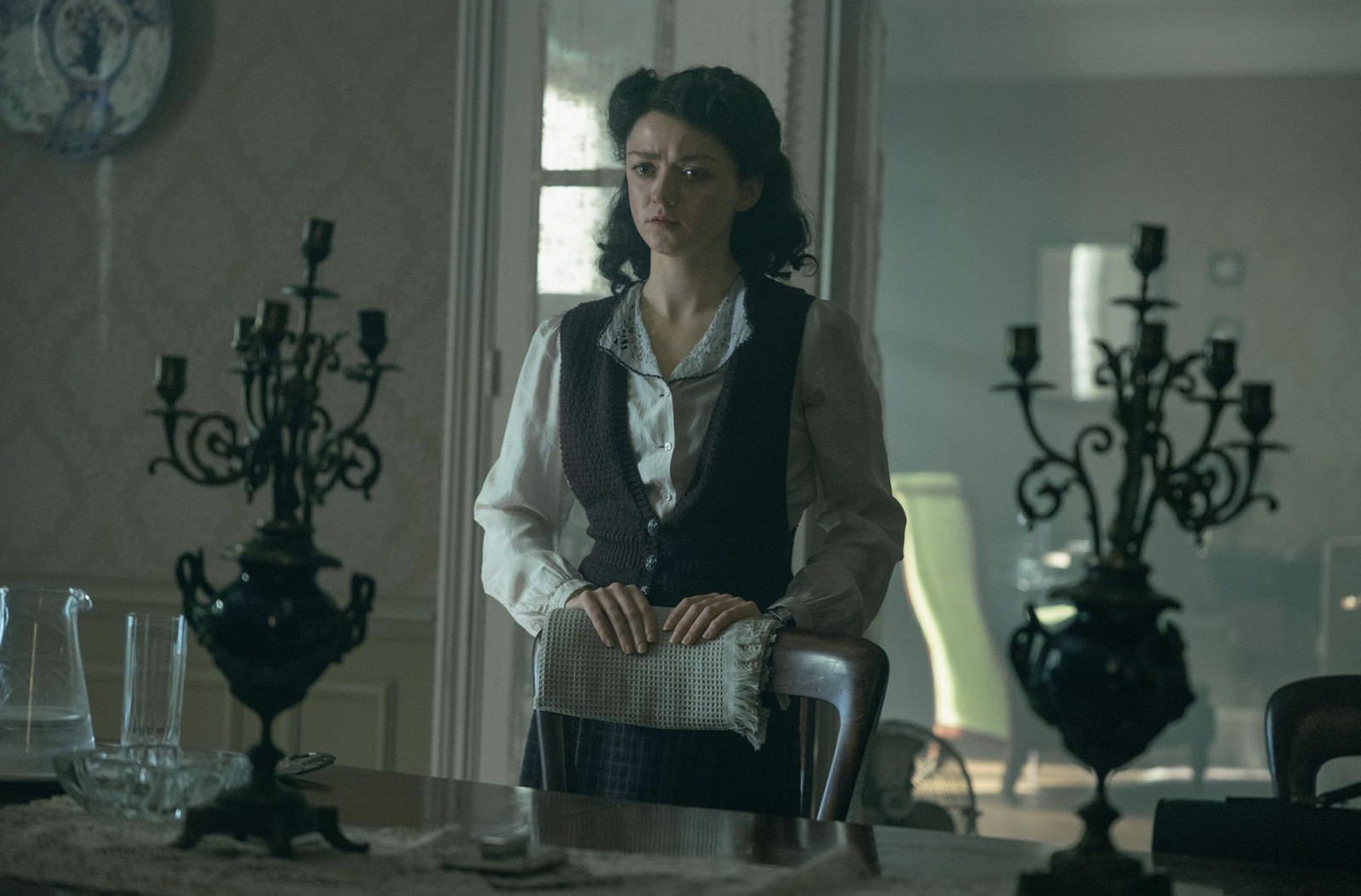 Before she became the name behind a world-famous fragrance, Catherine Dior navigated war, survival and a life shaped by courage and family. In photo is Maisie Williams as Catherine in ‘The New Look’ (Photo: The New Look/IMDb)