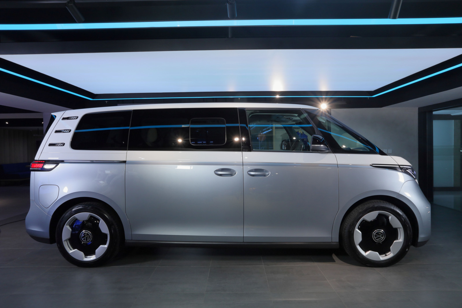 Volkswagen ID. Buzz BOZZ White Signature Edition menghadirkan definisi baru mobilitas listrik