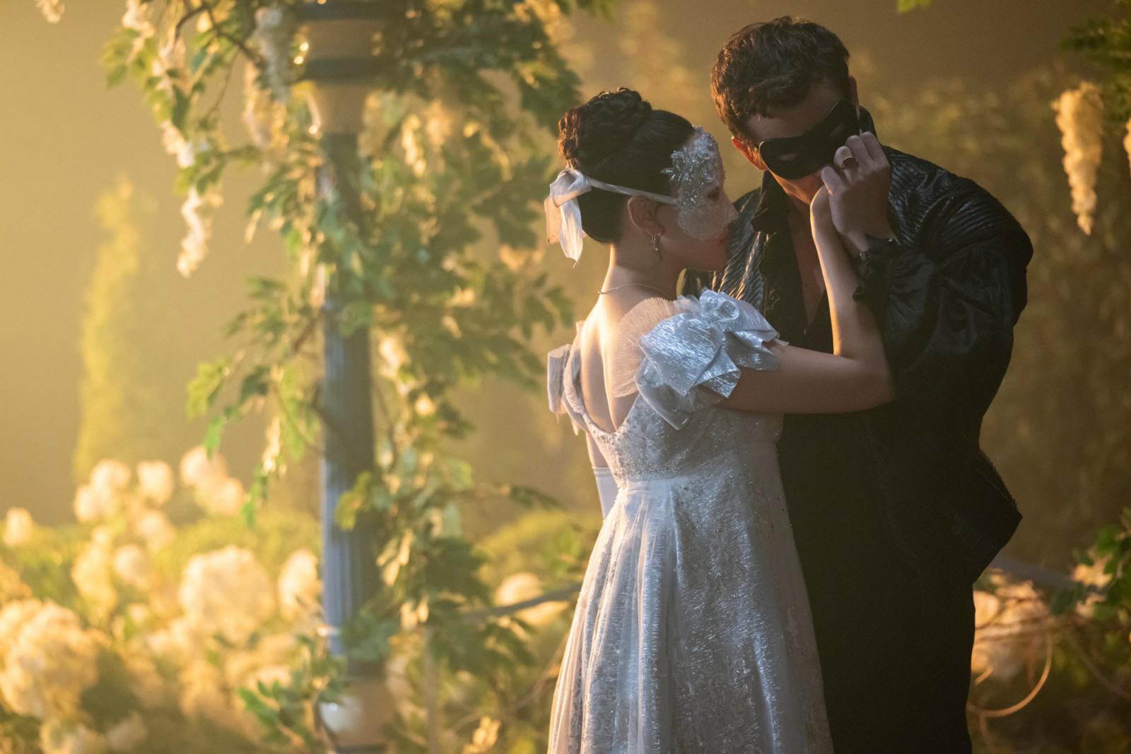 Historical romance novels deliver the same forbidden love and ballroom magic as ‘Bridgerton’ season 4 (Photo: IMDB)