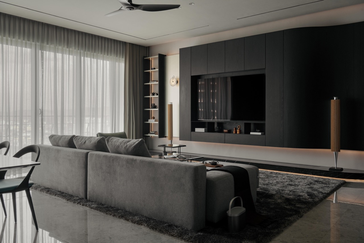 Frog sofa by Living Divani with Lemante coffee tables by B&B Italia, alongside a Beolab 18 sound column and custom dark cabinetry