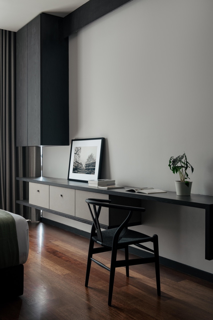 Custom cabinetry with concealed lighting and a 265 Small wall lamp by Paolo Rizzatto for Flos
