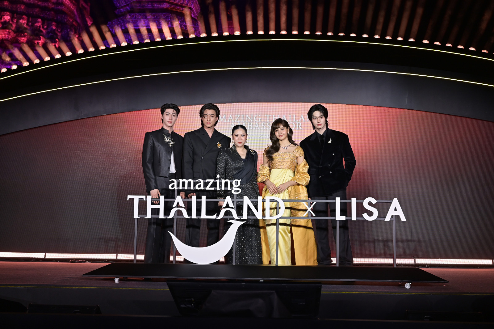 จากซ้าย: บลู พงศ์ทิวัตถ์ ตั้งวันเจริญ, กลัฟ คณาวุฒิ ไตรพิพัฒนพงษ์, ฐาปนีย์ เกียรติไพบูลย์, ลิซ่า ลลิษา มโนบาล และวิน เมธวิน โอภาสเอี่ยมขจร (ภาพ: ททท.)