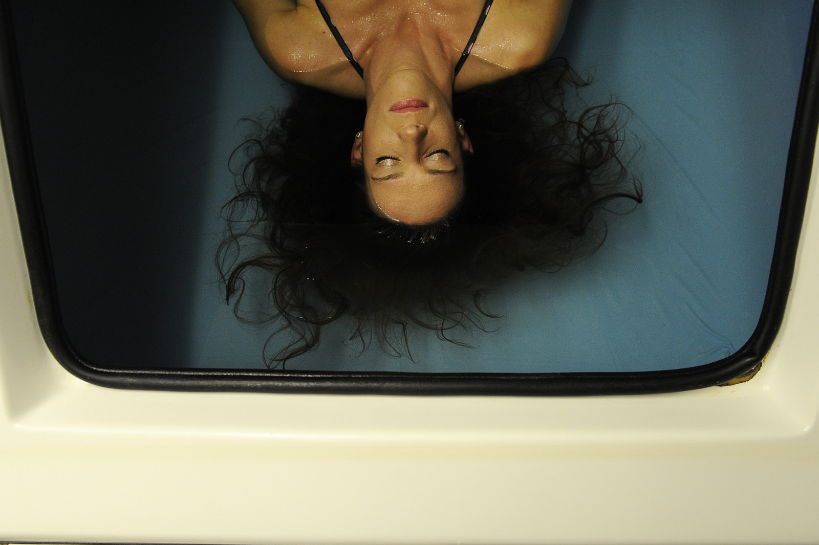 A woman floats in a flotation tank, known for reducing stress and anxiety (Photo: Getty Images)