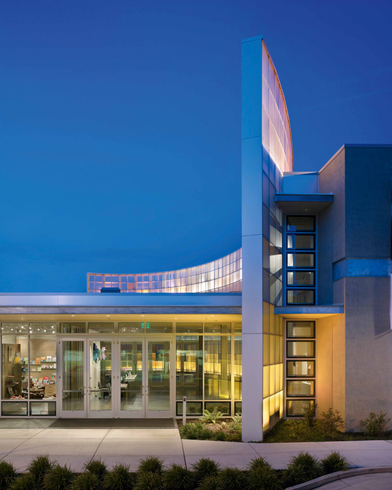 The Lightcatcher Building at the Whatcom Museum in Washington, the US features a 55m-long translucent wall that captures and channels natural light, giving the structure its name and purpose