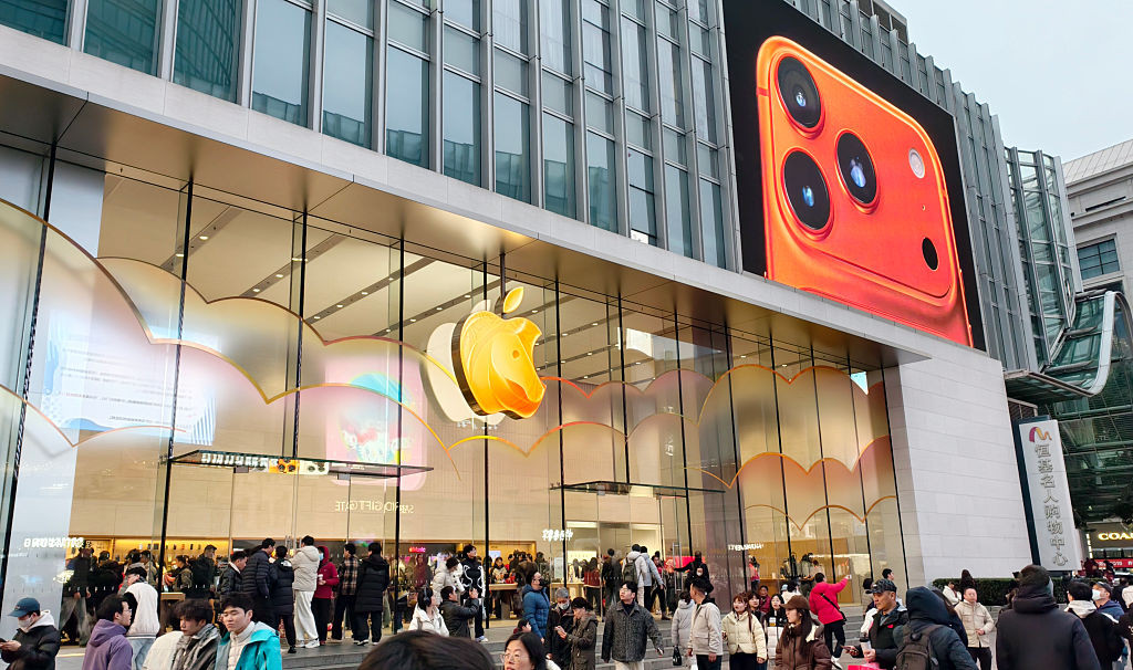The exterior wall of Apple's flagship store on Nanjing Road Walkway is replaced with a golden logo for the Chinese Lunar Year, and the iPhone 17 series promotional videos play on the big screen in a circular manner in Shanghai, China, on January 29, 2026. (ภาพ: Costfoto/NurPhoto via Getty Images)