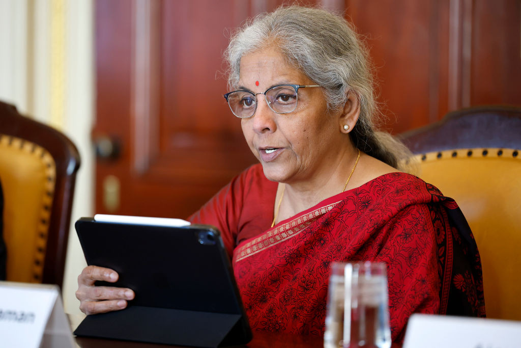 WASHINGTON, DC - APRIL 11: Indian Finance Minister Nirmala Sitharaman delivers remarks at the beginning of a bilateral meeting with U.S. Treasury Secretary Janet Yellen at the Treasury Department on April 11, 2023 in Washington, DC. Sitharaman and Yellen are meeting on the sidelines of the International Monetary Fund/World Bank Spring Meetings, an annual gathering of financial leaders from around the globe. (ภาพ: Chip Somodevilla/Getty Images)