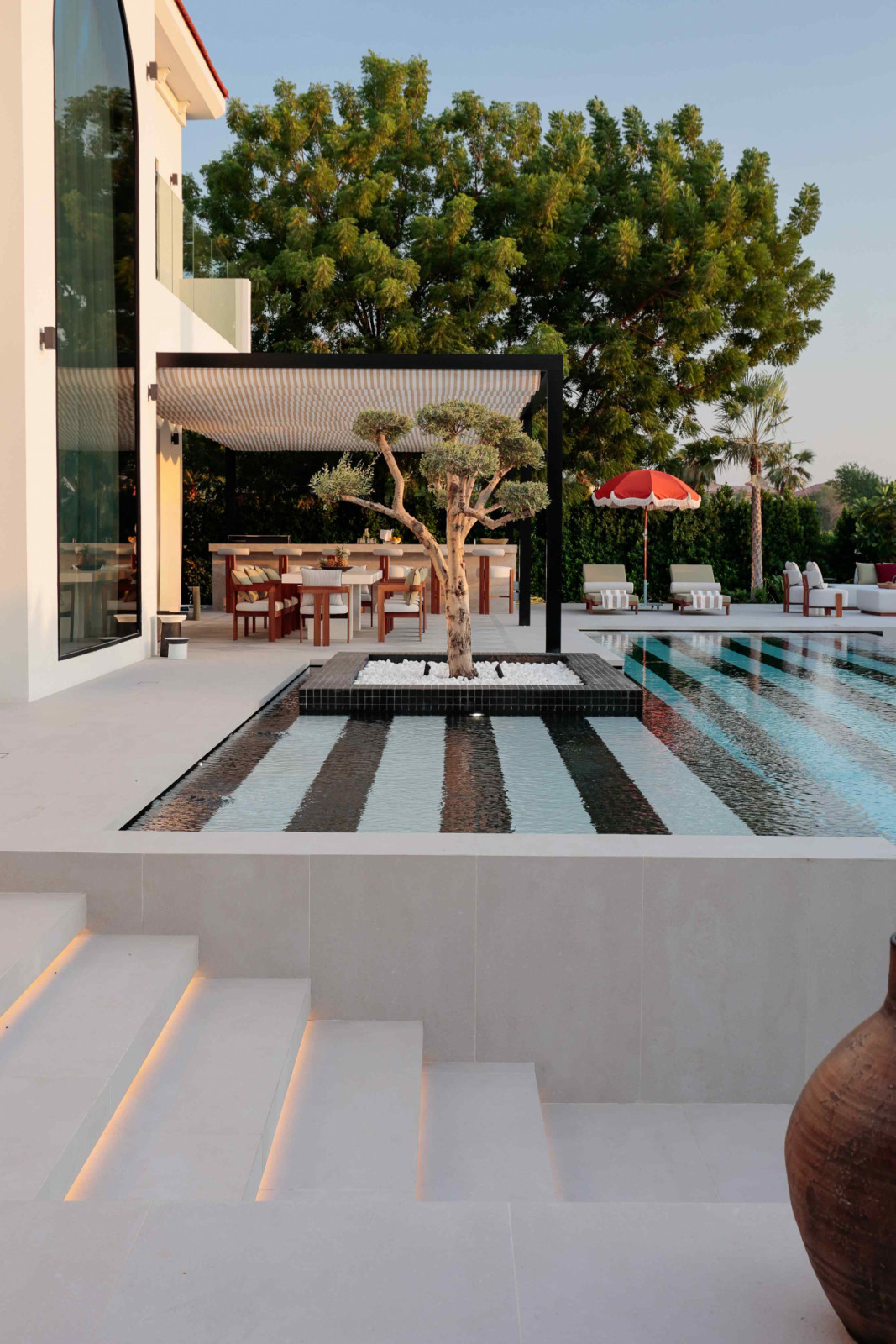 Glass façades maintain uninterrupted sightlines and a constant interplay of light and landscape