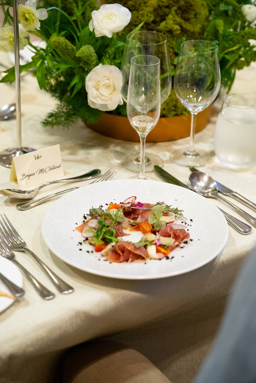 A curated menu pairs local flavours with refined presentation, complementing the evening’s dialogue on the oceans