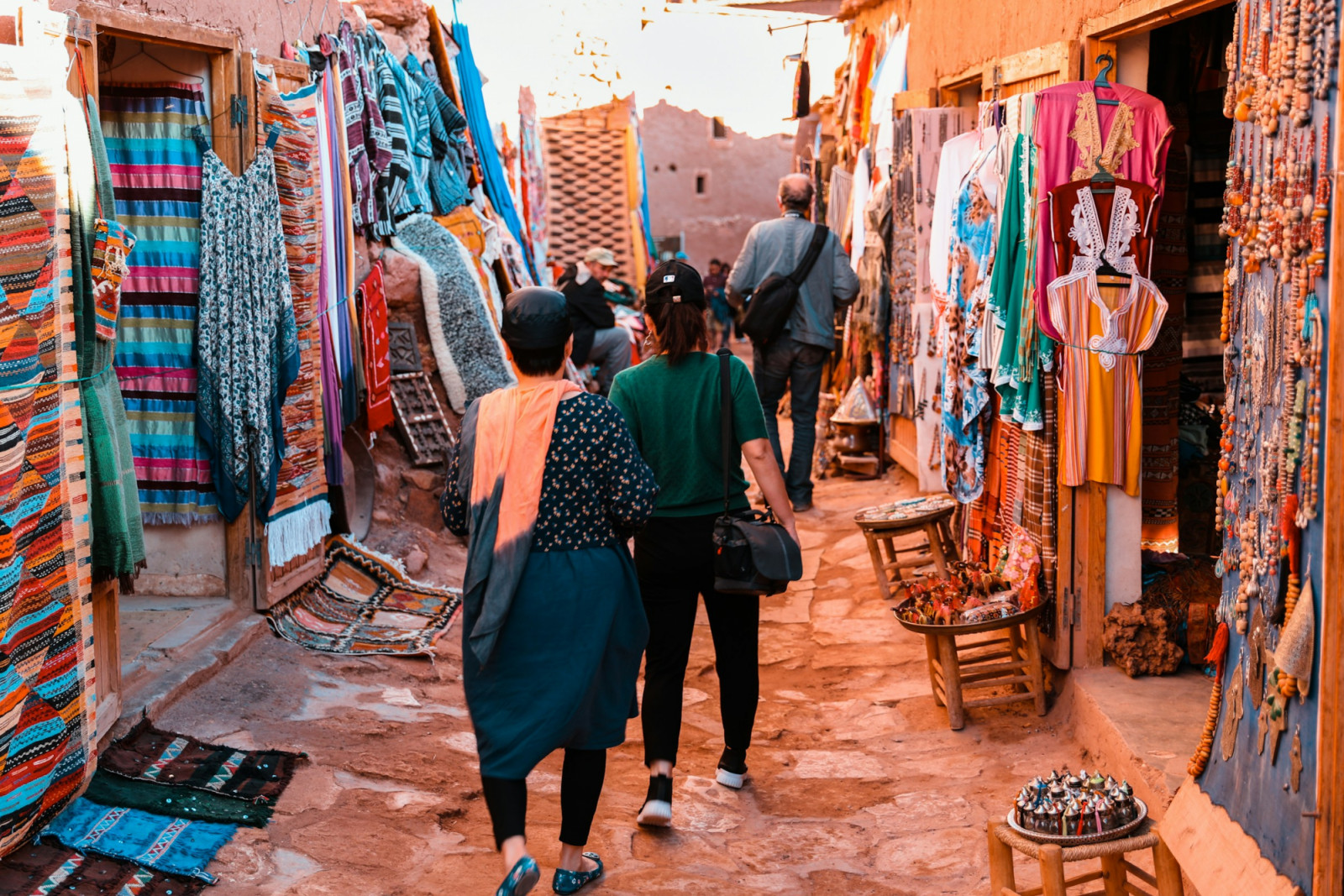 In Moroccan markets, bargaining isn’t rude—it’s part of the experience and a sign of polite engagement (Photo: rigel/Unsplash)