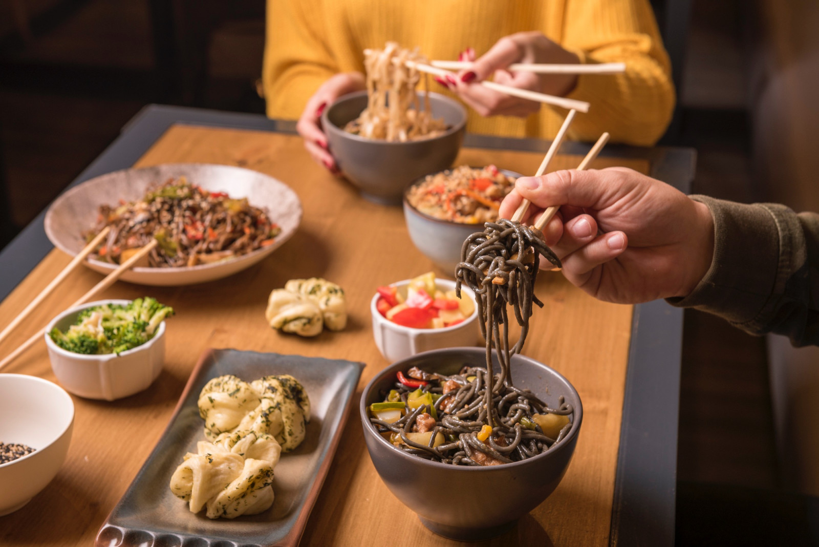 From slurping noodles to refusing gifts, here’s when rude is actually polite abroad (Photo: Freepik)