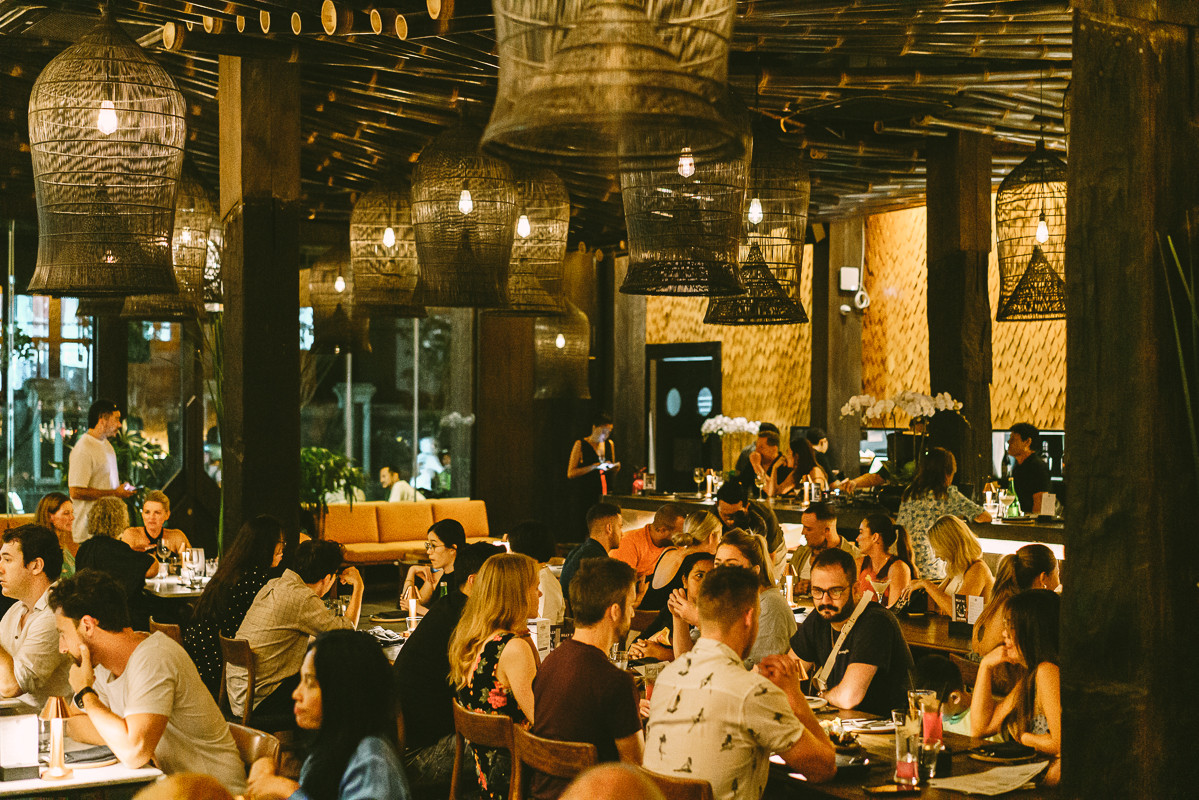 Suasana makan malam di Billy Ho, Canggu, yang santai dan hangat