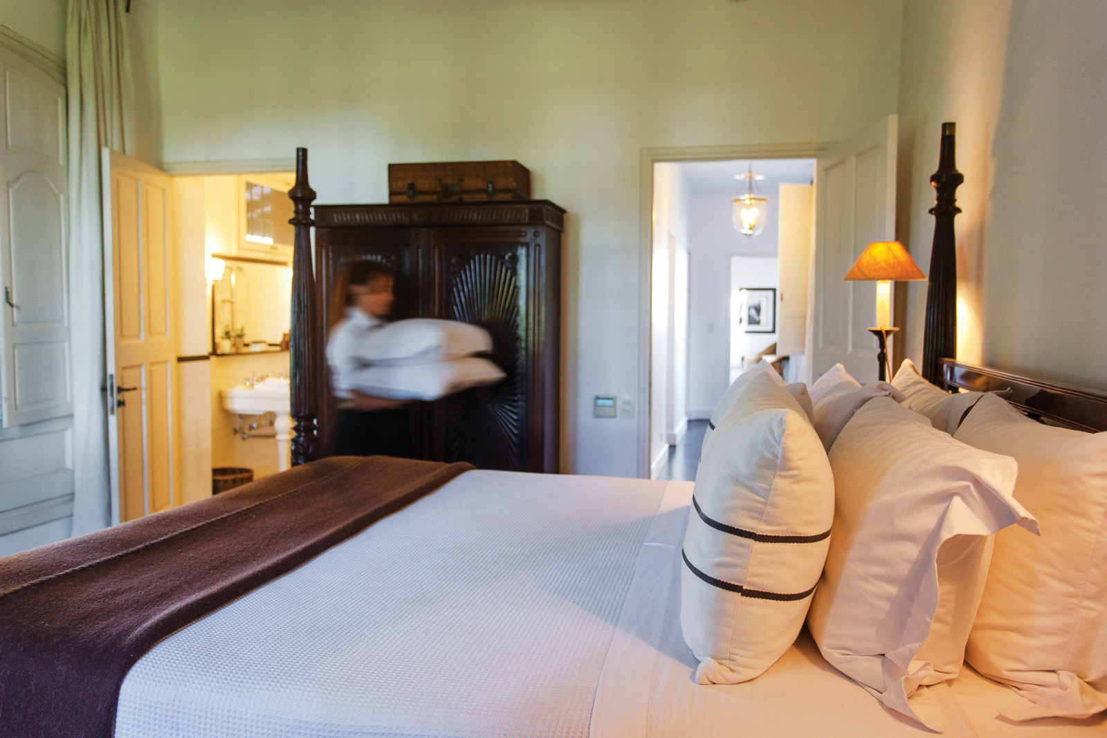 Guest rooms at La Bamba de Areco feature elegant living areas and cosy bedrooms with antique furnishings