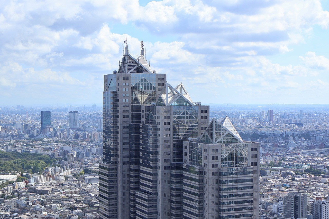 Kenzo Tange’s Shinjuku Park Tower rises above Tokyo, with the hotel occupying floors 39 through 52 of the 1994 building