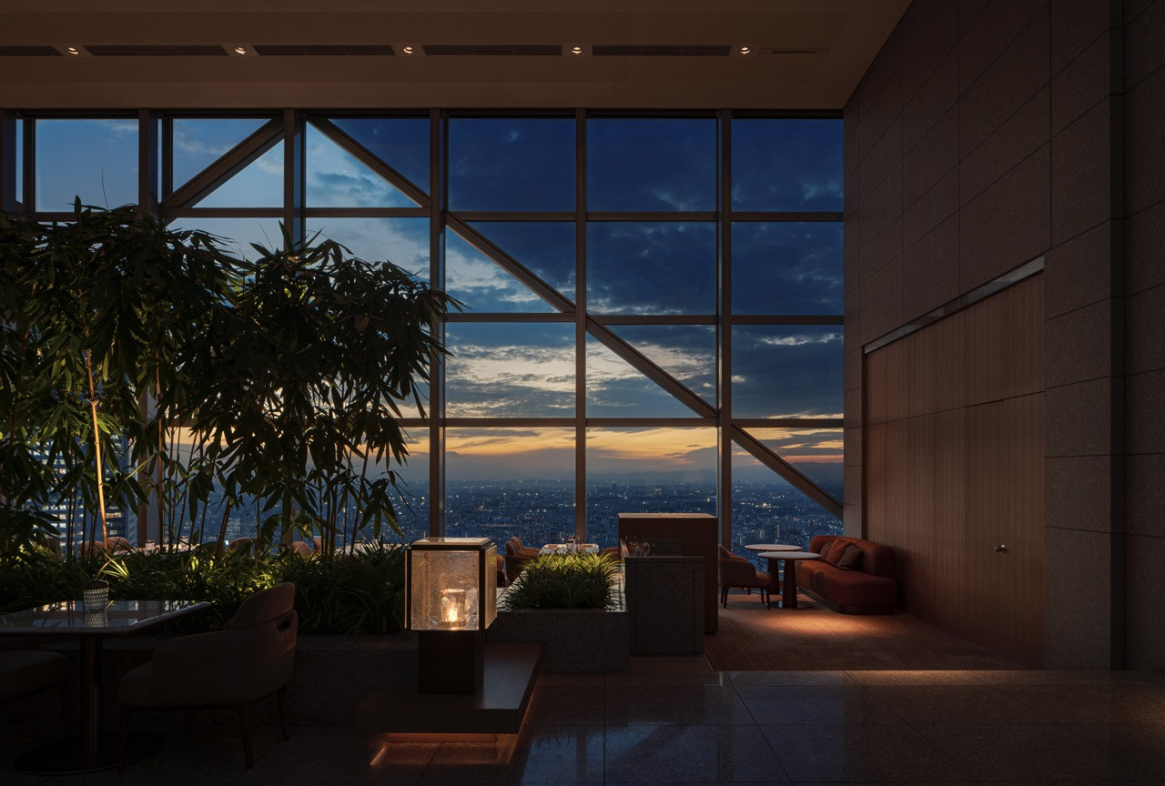 The Peak Lounge overlooks Tokyo at sunset, where Jouin Manku added botanical elements whilst preserving sight lines to Mount Fuji. (Photo: Park Hyatt Tokyo by Jouin Manku © Yongjoon Choi)