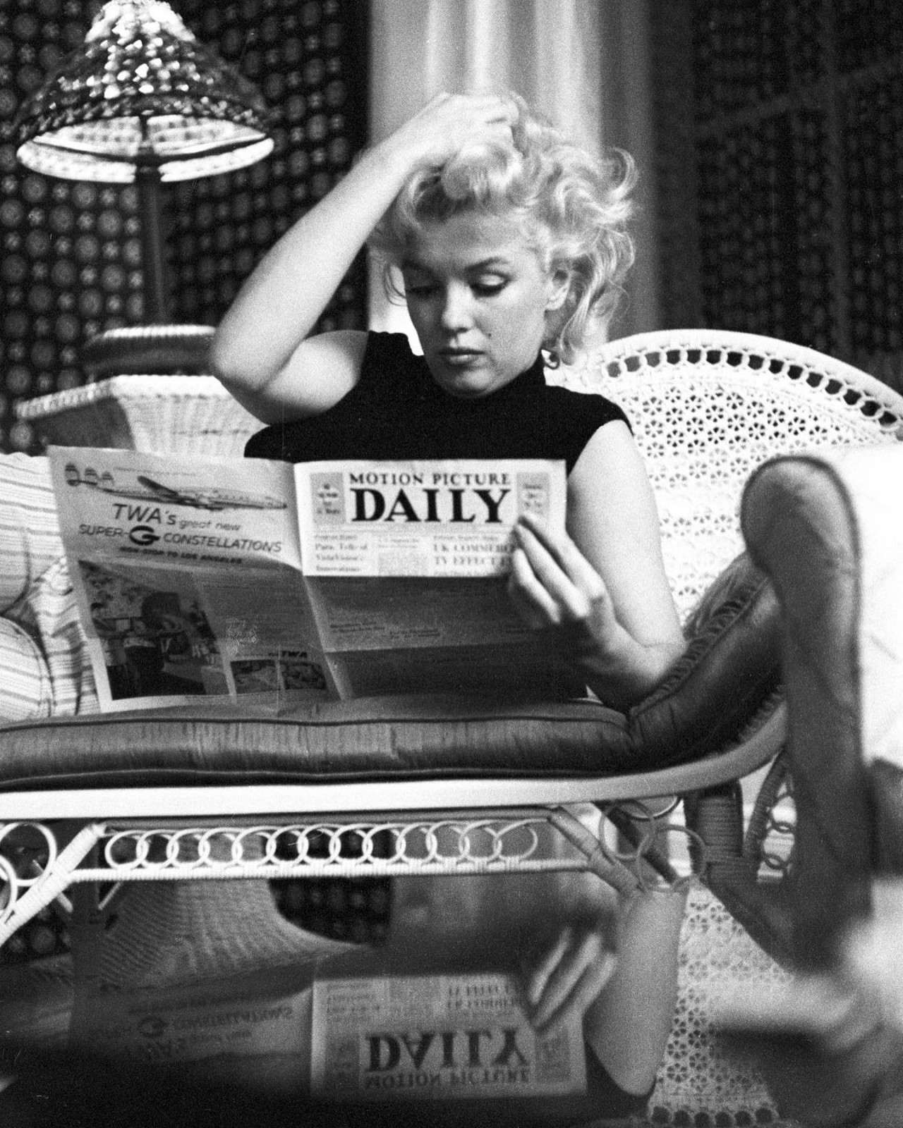 Marilyn Monroe reads the paper in her apartment at the Waldorf-Astoria Towers in 1955 (Photo:Instagram/@marilynmonrocollection)