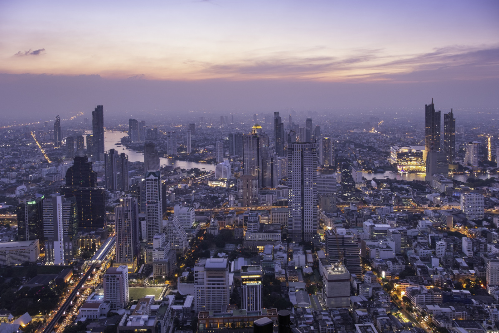 Cityscape of Bangkok in the beautiful sunset twilight (ภาพ: Jackyenjoyphotography / Getty Images)