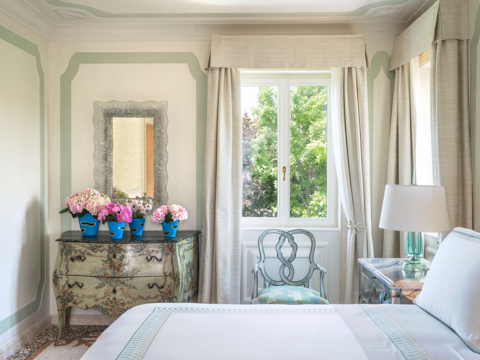 Peter Marino designed each room to tell a different story whilst maintaining the distinctly Venetian character that has attracted film stars to this iconic film hotel since 1958