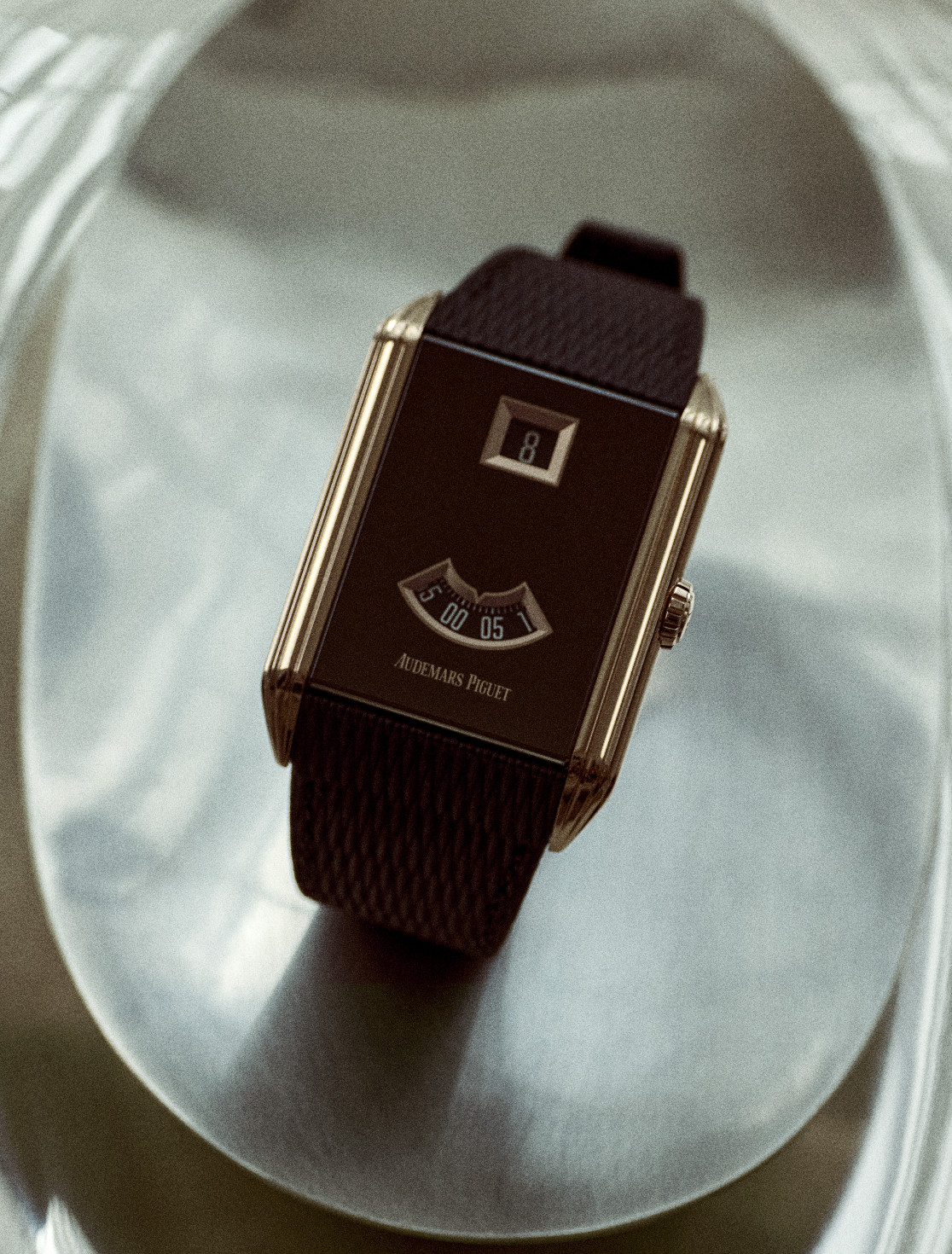Terinspirasi model ikonis tahun 1929, Neo Frame Jumping Hour memadukan estetika vintage dengan teknologi mutakhir khas Le Brassus.