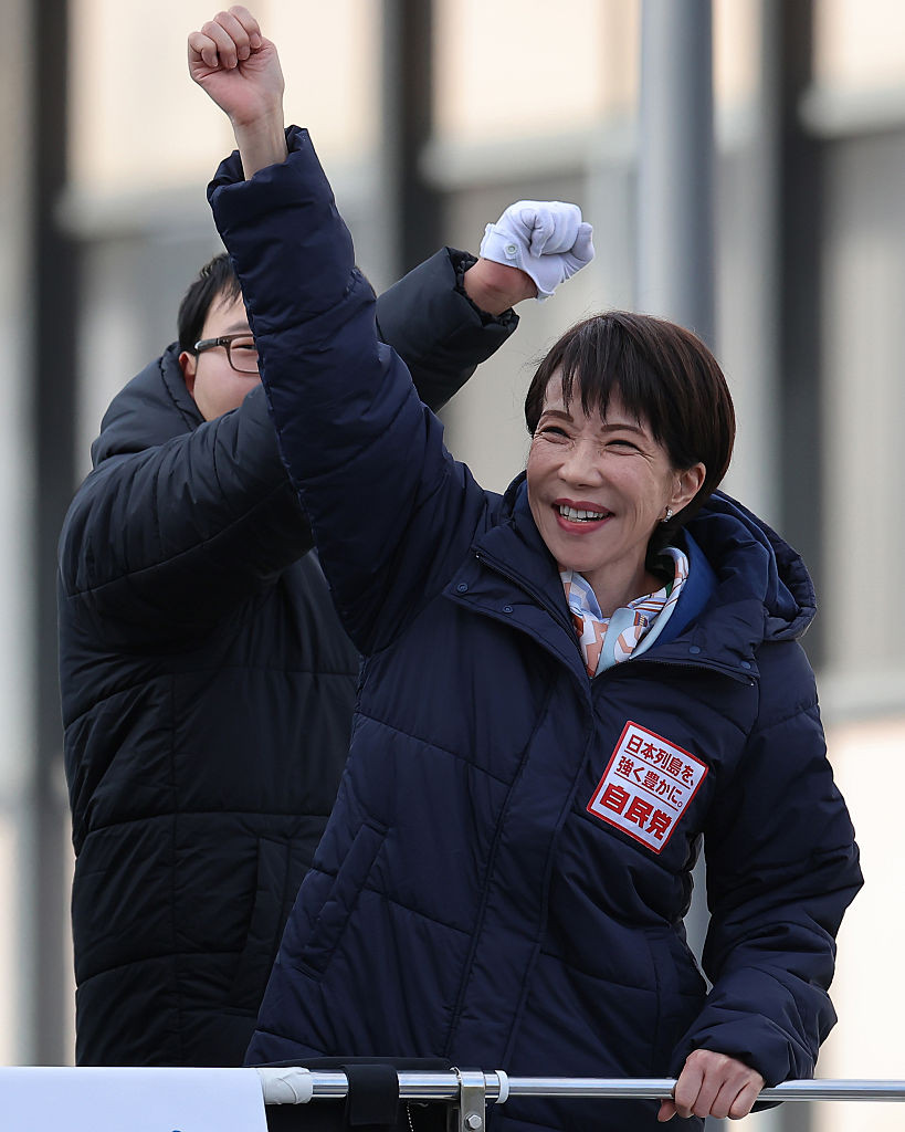 Sanae Takaichi นายกรัฐมนตรี และหัวหน้าพรรคเสรีประชาธิปไตย (LDP) ของญี่ปุ่น แสดงปฏิกิริยาต่อเสียงเชียร์จากผู้สนับสนุนระหว่างการหาเสียงเลือกตั้งเมื่อวันที่ 29 มกราคม 2569 ที่เมืองฮิเมจิ ประเทศญี่ปุ่น ผลสำรวจความคิดเห็นล่าสุดจากสองสำนักข่าวระบุว่า พรรค LDP ของ Takaichi มีแนวโน้มที่จะได้รับที่นั่งมากขึ้นและยังคงครองเสียงข้างมากในสภาผู้แทนราษฎรต่อไป (ภาพ: Buddhika Weerasinghe/Getty Images)