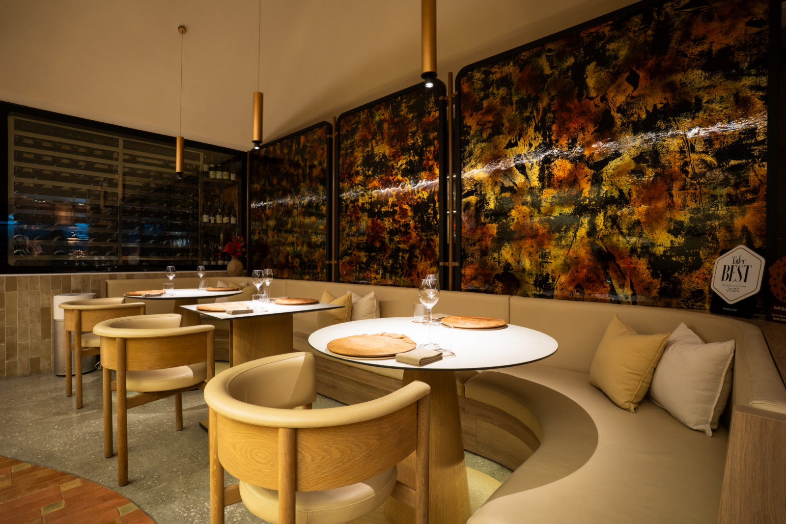 Upstairs Tasting Room, restoran kontemporer yang menghadirkan pengalaman kuliner modern Vietnam di Ho Chi Minh