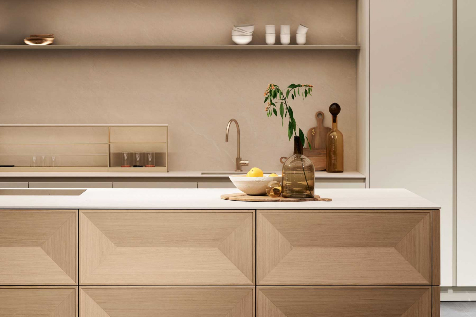 Thanks to its distinctive diamond-like faceted surface, the Taglio kitchen looks at once playful and expressive, yet elegant