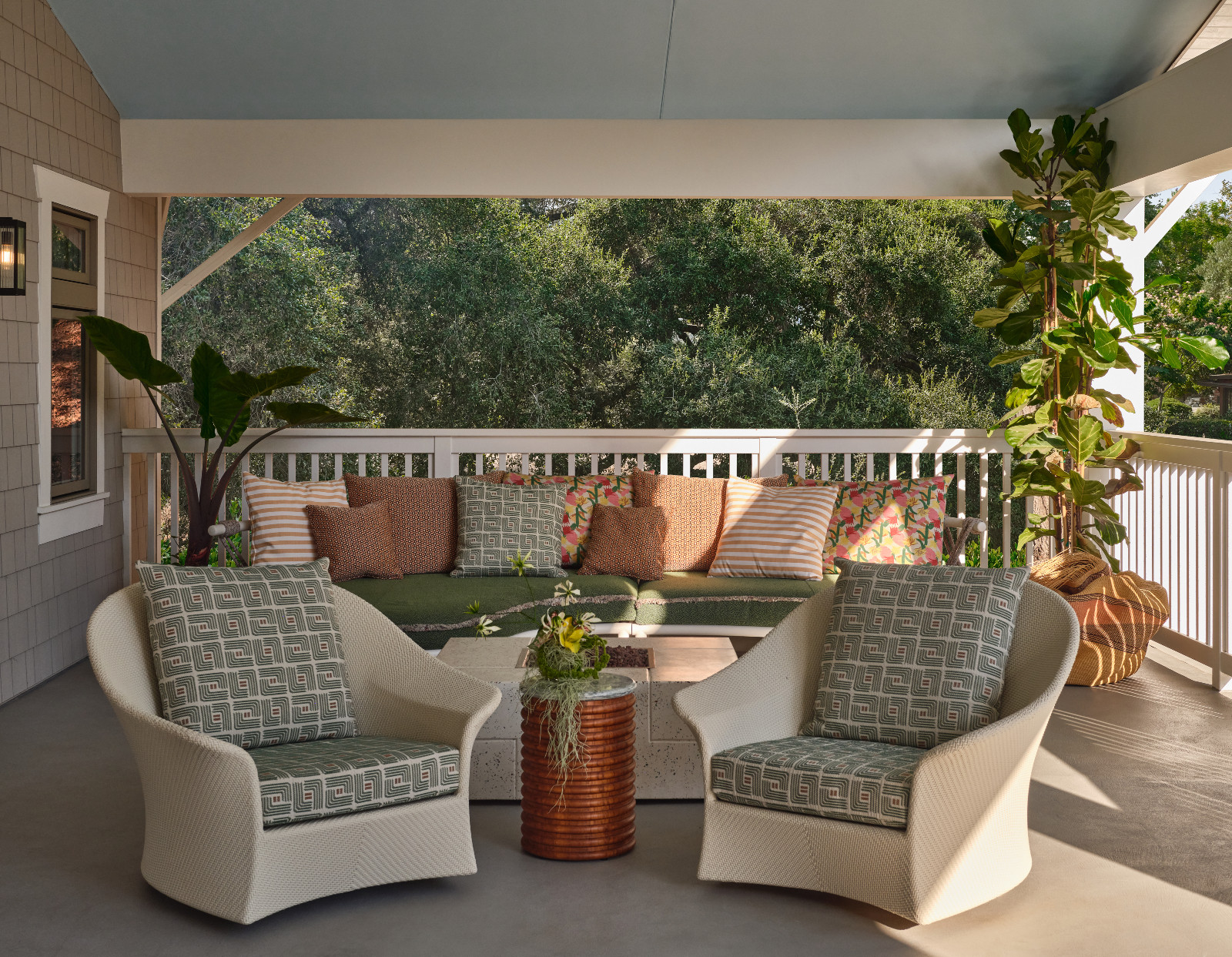 The outdoor entertaining area in a Pasadena, California home designed by House of Honey