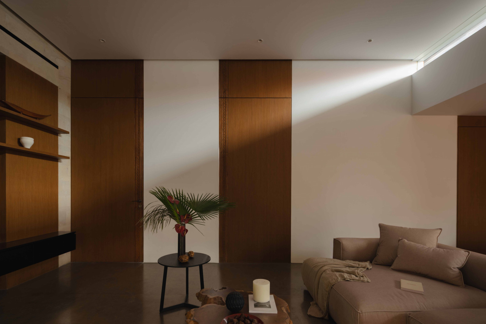 A strip skylight allows light to filter into the sitting room, creating a gentle play of illumination