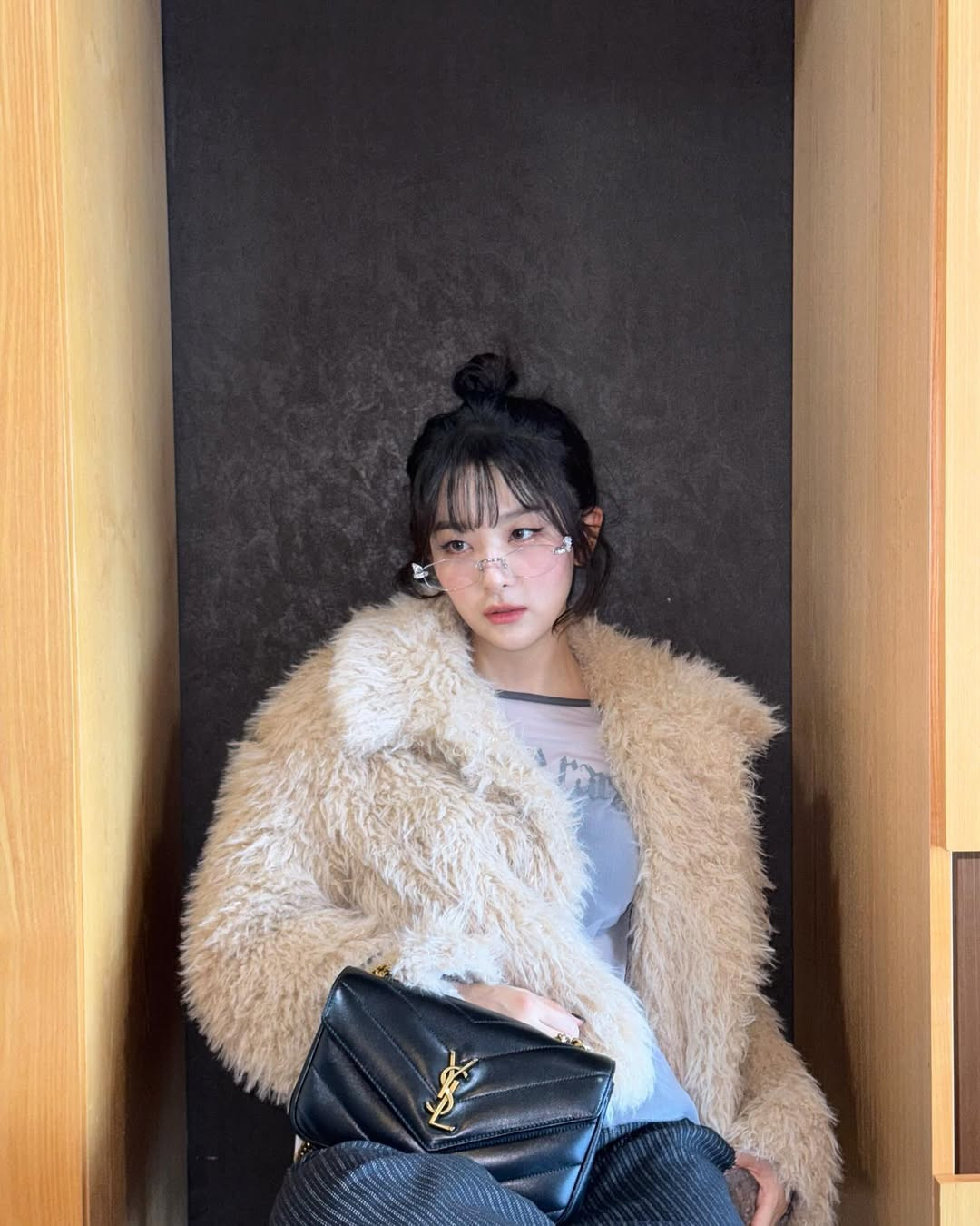 Texture is the secret: Seulgi shows how fabrics can do the styling (Photo: hi_sseulgi/Instagram)