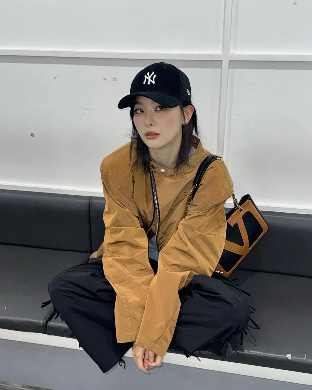 A cap or beanie adds shape and focus, just as Seulgi does with ease (Photo: hi_sseulgi/Instagram)