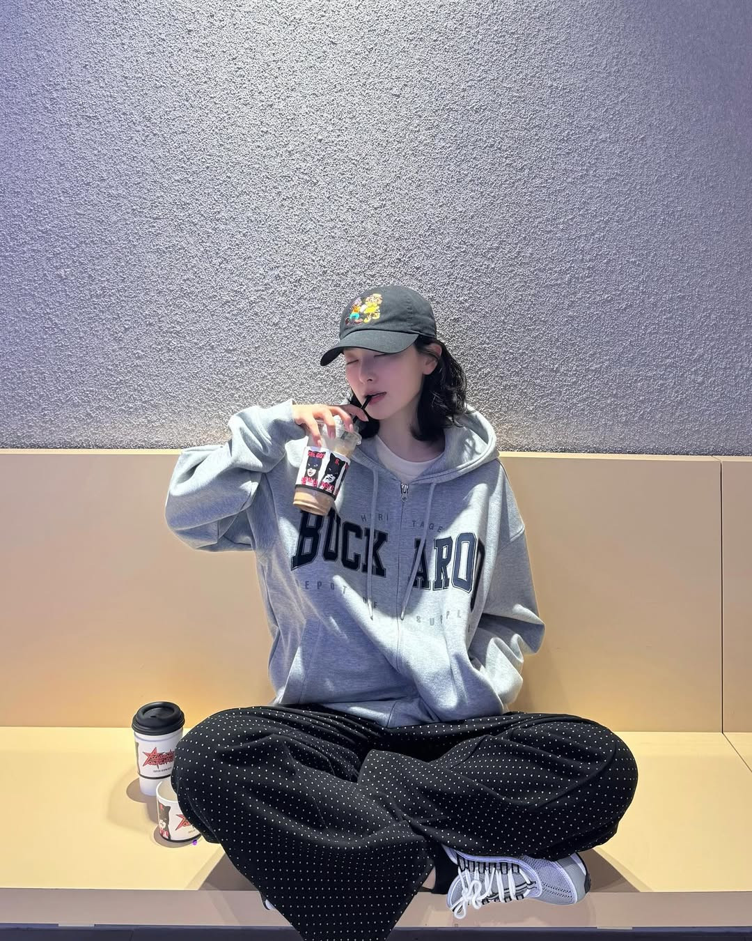 Relaxed denim is Seulgi’s go-to for grounding oversized silhouettes (Photo: hi_sseulgi/Instagram)