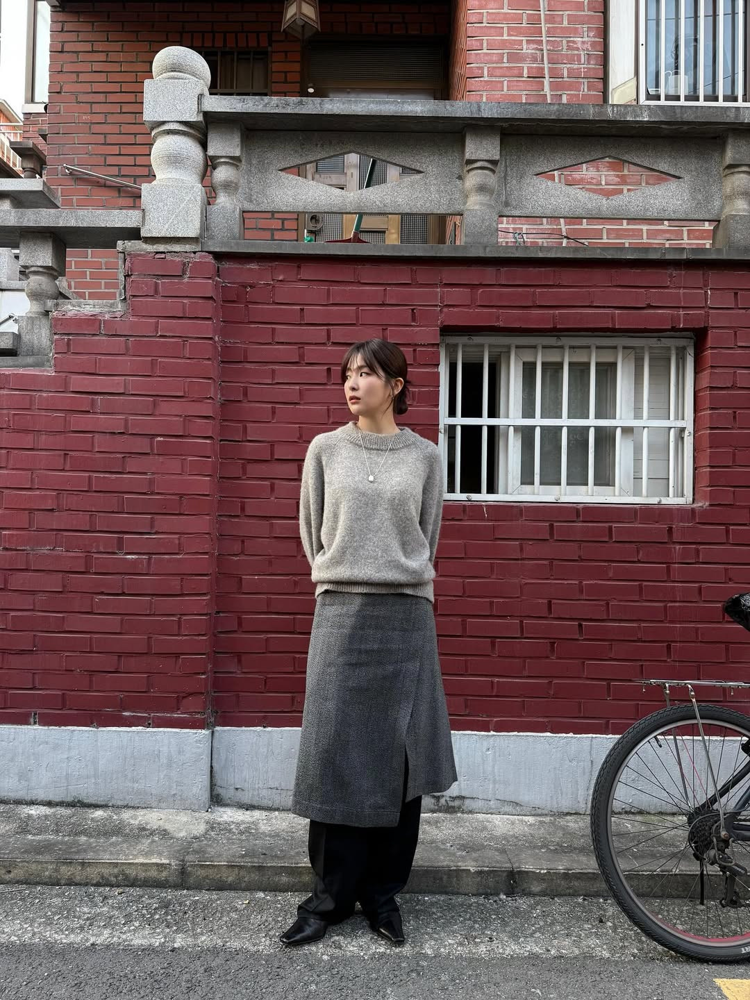 A skirt-over-pants combo becomes a statement in Seulgi’s wardrobe (Photo: hi_sseulgi/Instagram)