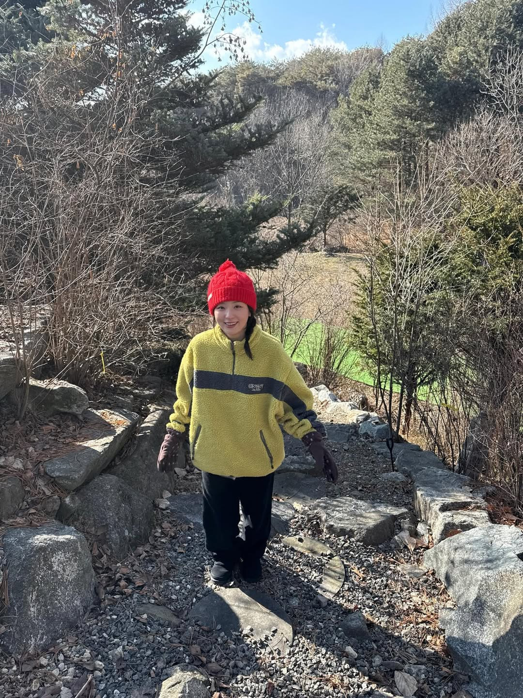 Roomy pullovers and tees are Seulgi’s signature move for effortless style (Photo: hi_sseulgi/Instagram)