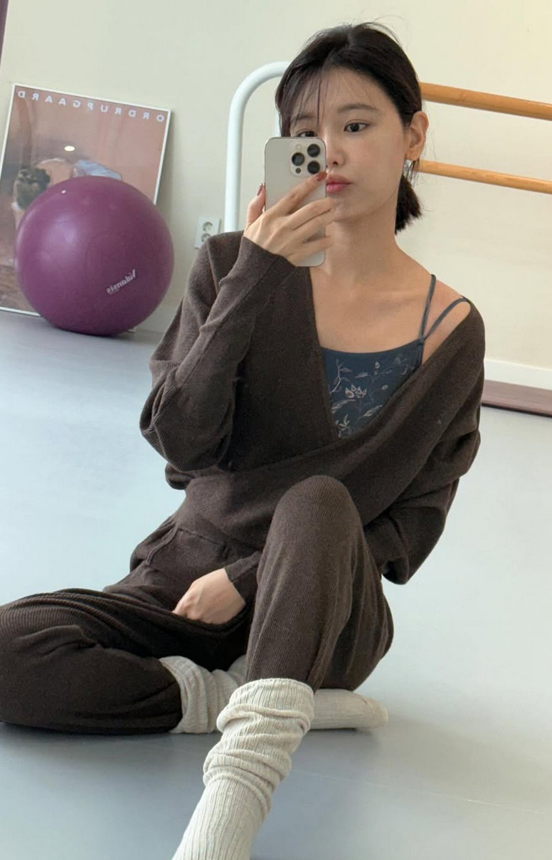 Choi Soo-young in a chocolate brown knit set embodying wellness luxury (Photo: @sooyoungchoi / Instagram)