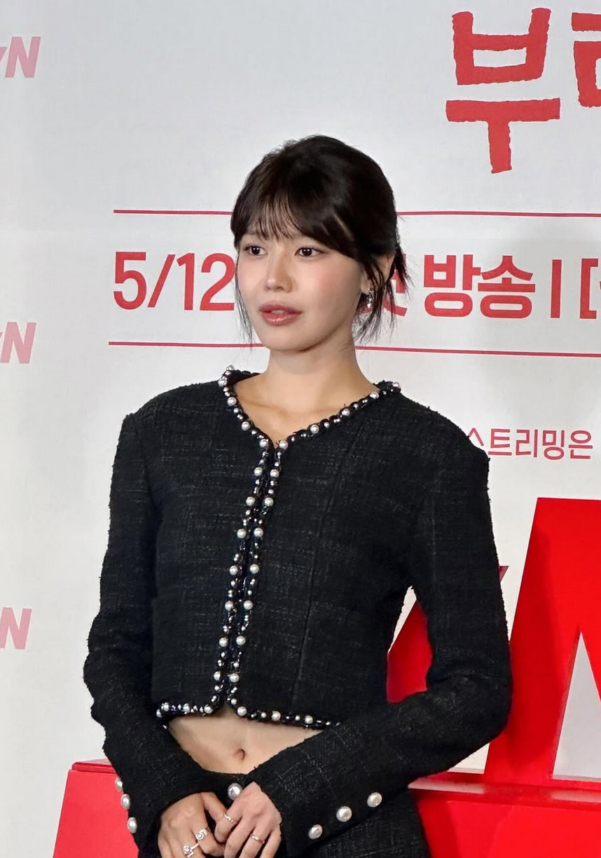 Choi Soo-young channels chaebol heiress energy in a cropped black jacket (Photo: @sooyoungchoi / Instagram)