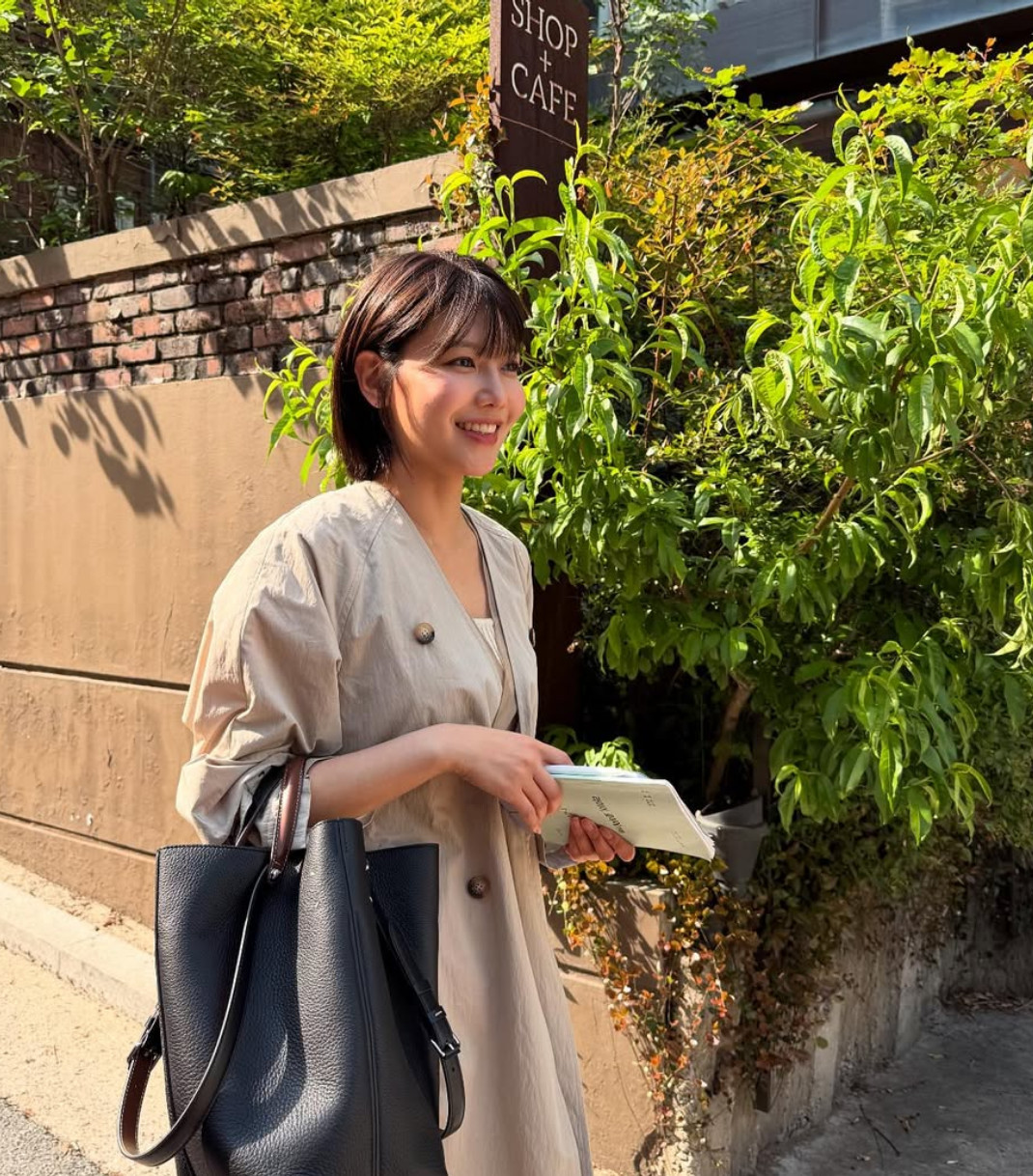 Choi Soo-young demonstrates transitional dressing in a lightweight coat (Photo: @sooyoungchoi / Instagram)