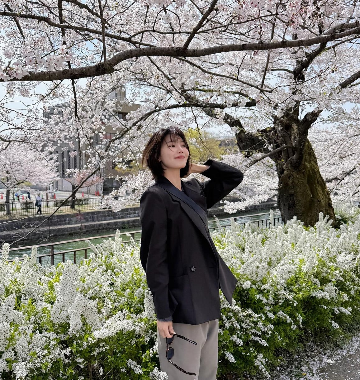 Choi Soo-young in an oversized black blazer amongst cherry blossoms(Photo: @sooyoungchoi / Instagram)