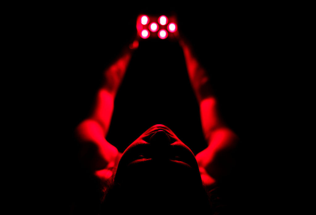 American baseball player Kelsie Whitmore uses red light therapy in her locker room in 2022 (Photo: Getty Images)