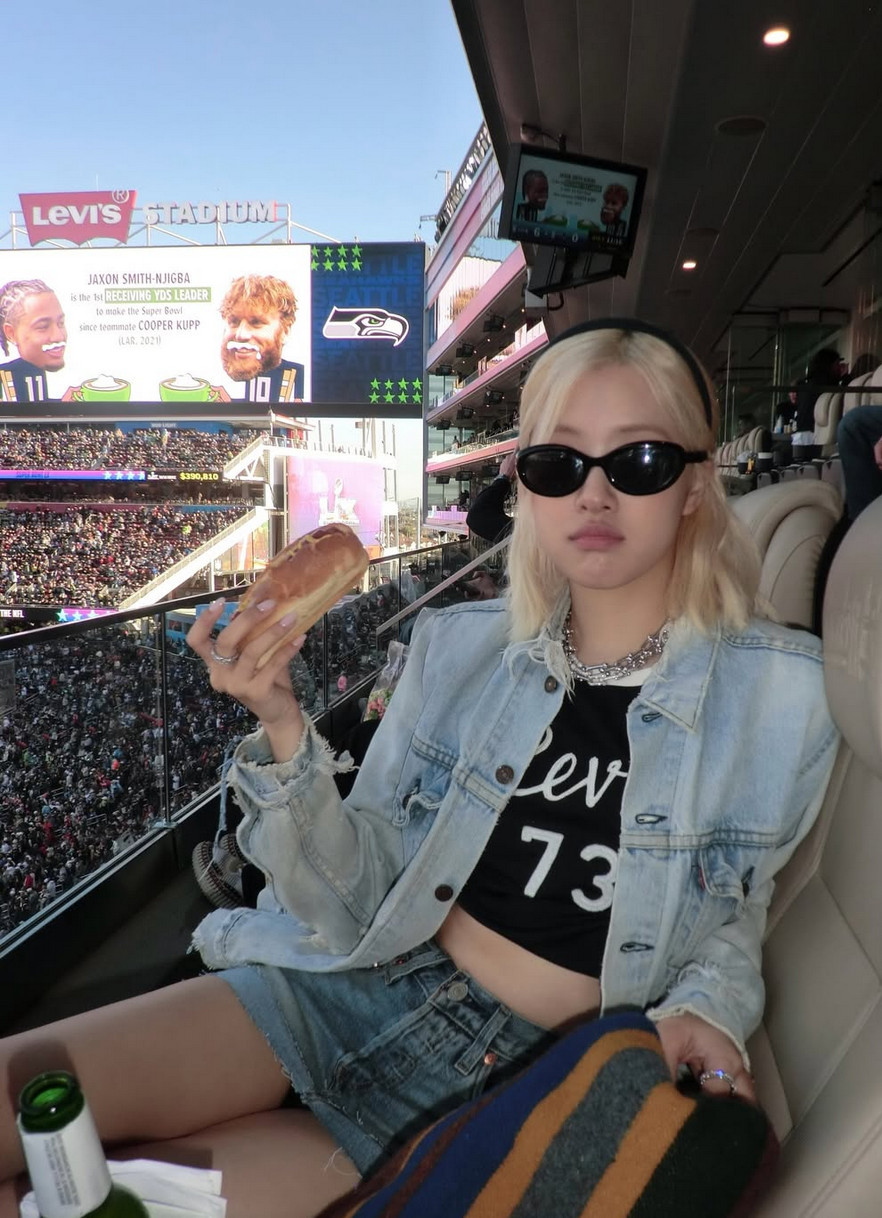 Rosé demonstrates the denim and micro crop formula at the Superbowl (Photo: @roses_are_rosie / Instagram)
