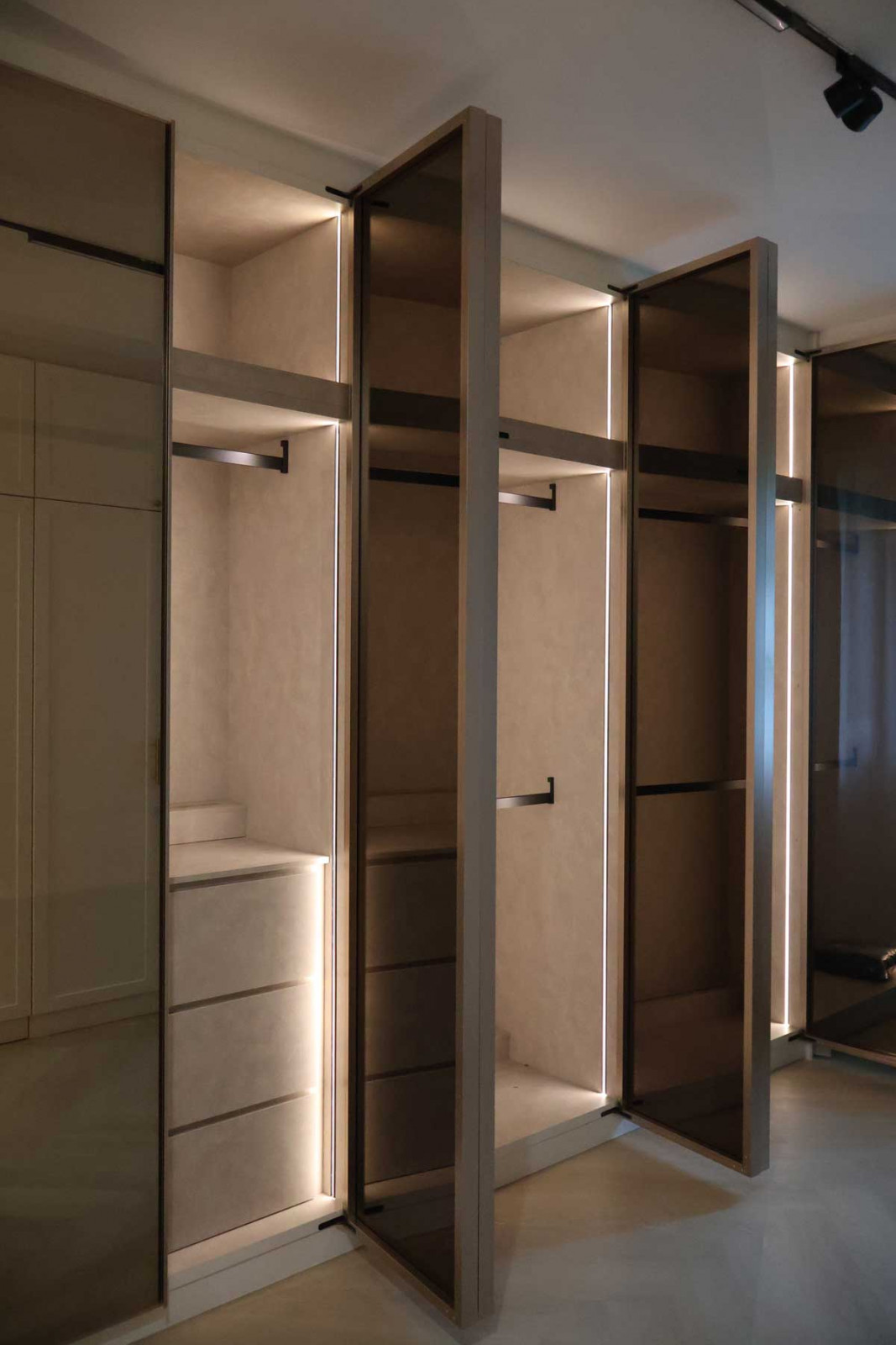 KKPL’s comprehensive wardrobe systems feature warp-resistant aluminium door frames and soft-close mechanisms with air hinges