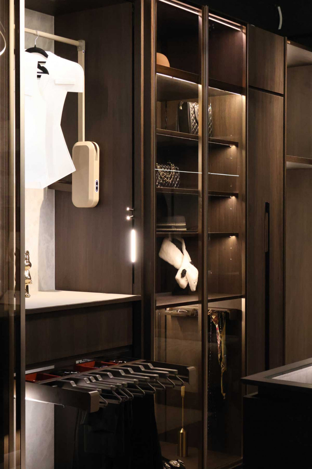 LED strips, encased in KKPL’s customised housings, gently light up these display shelves