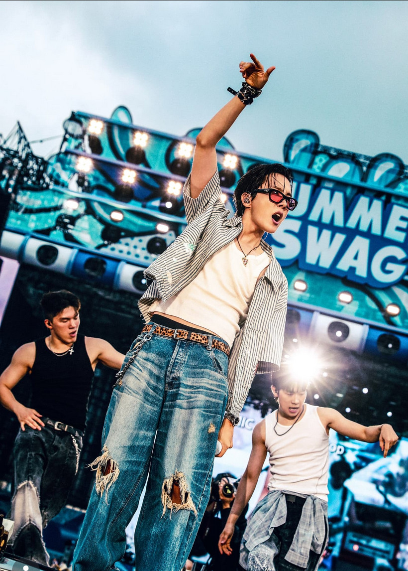 J-Hope wears an oversized striped shirt and ripped jeans at the Summer Swag concert (Photo: @uarmyhope/Instagram)