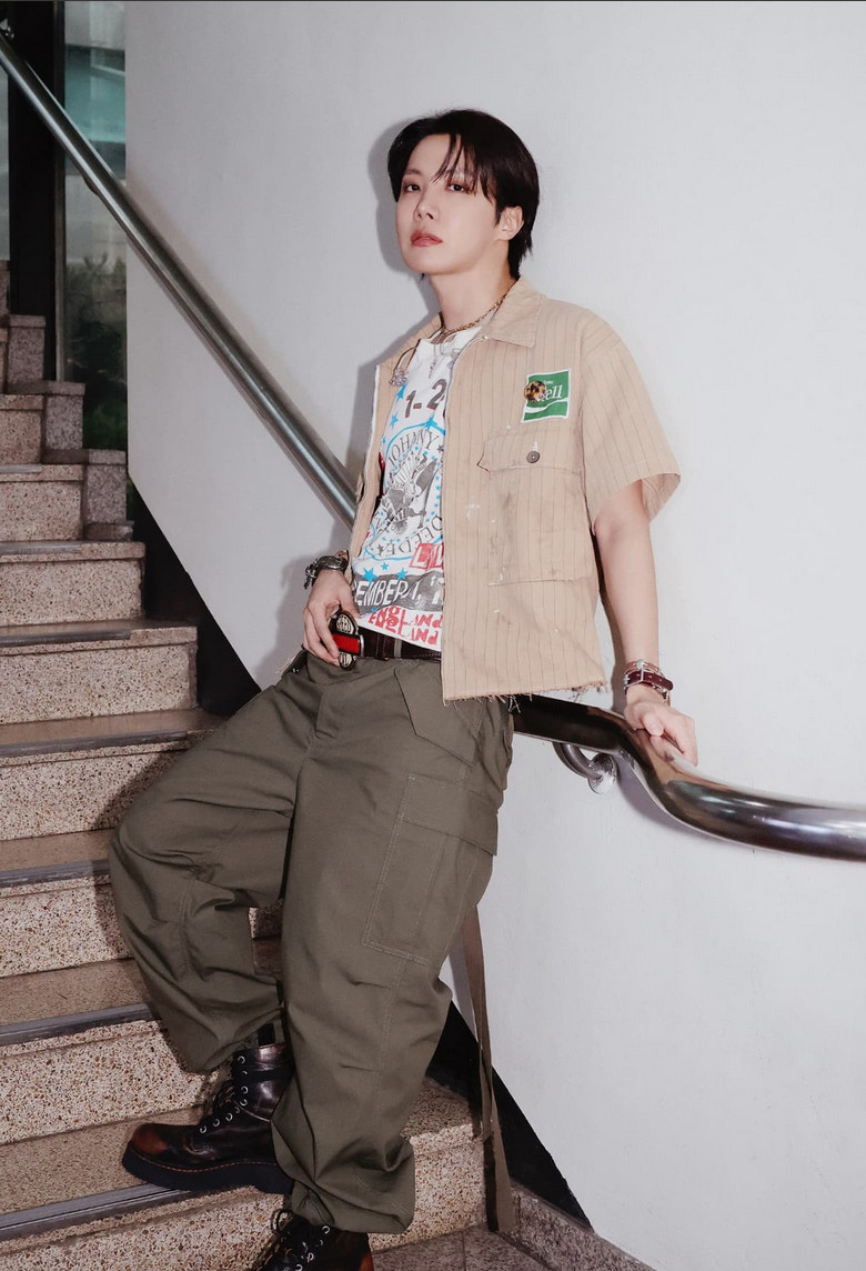 J-Hope channels utilitarian chic in his beige work shirt by Saint Mxxxxxx (Photo: @uarmyhope/Instagram)