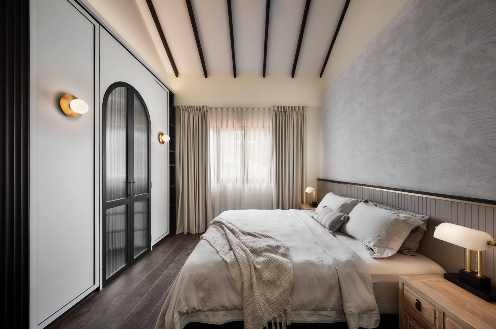 A tranquil bedroom setting that makes full use of its exposed ceiling