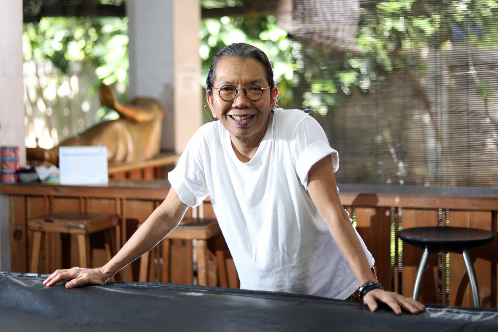 Bagi Dolorosa Sinaga, seni tidak pernah sekadar soal bentuk. Ia adalah bahasa—bahkan sebelum kata-kata menemukan jalannya—untuk menyuarakan kebebasan, perlawanan, dan keyakinan bahwa manusia dapat membayangkan dunia yang lain. Dunia yang lebih adil, lebih berani, dan lebih manusiawi