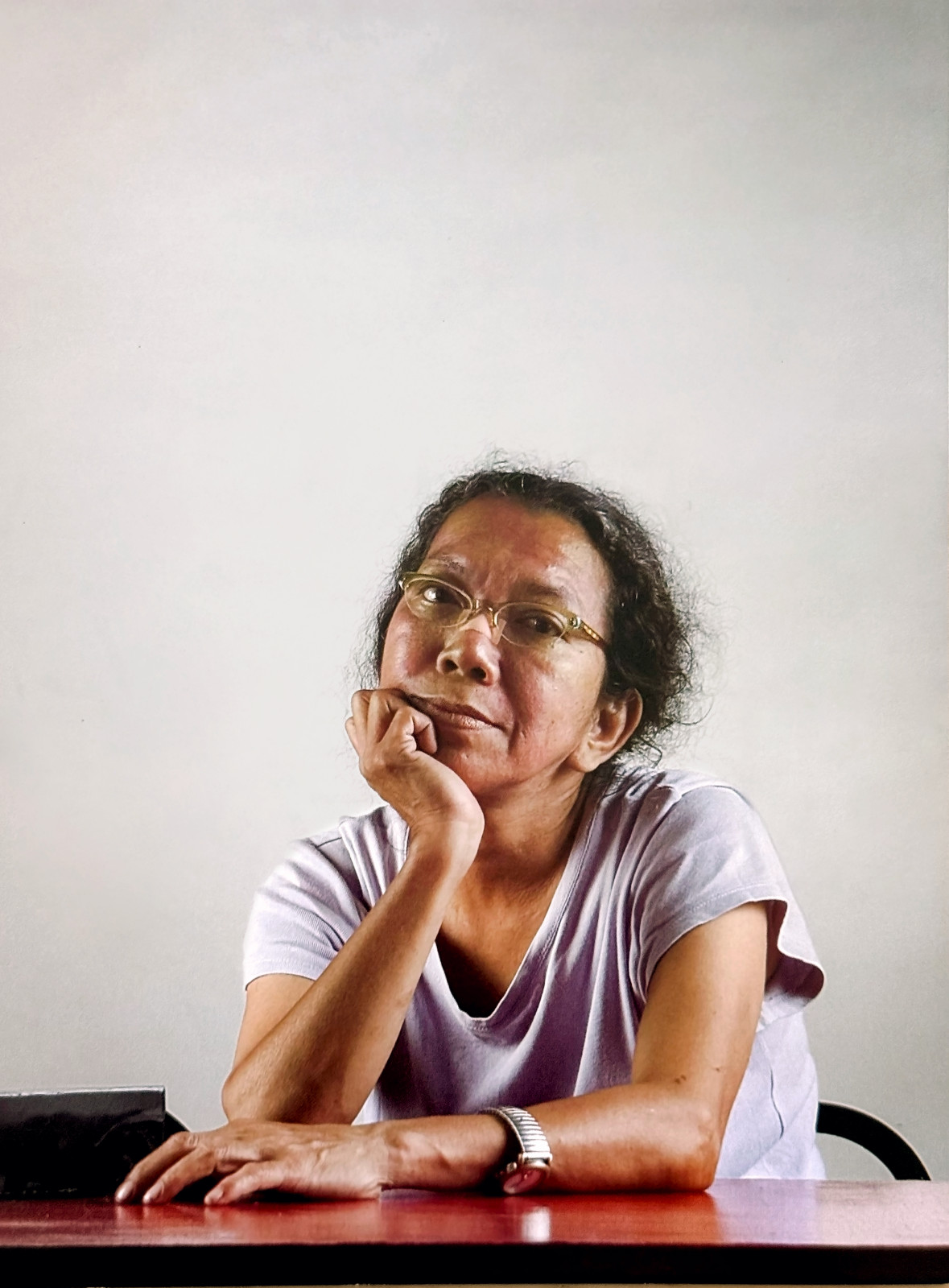 Bagi Dolorosa Sinaga, seni tidak pernah sekadar soal bentuk. Ia adalah bahasa—bahkan sebelum kata-kata menemukan jalannya—untuk menyuarakan kebebasan, perlawanan, dan keyakinan bahwa manusia dapat membayangkan dunia yang lain. Dunia yang lebih adil, lebih berani, dan lebih manusiawi
