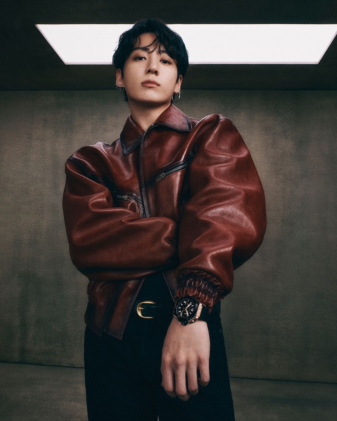 Watches, fragrance counters and front rows: in 2026, Jungkook’s presence moves through three distinct corners of the luxury market, each partnership revealing a different facet of his global reach (Photo: Hublot/Instagram)