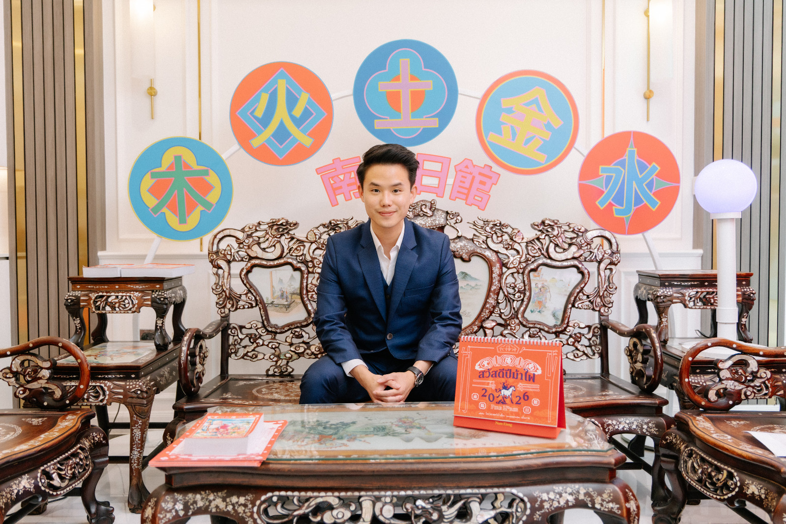 กิตติธัช นำพิทักษ์ชัยกุล ทายาทรุ่นที่สาม ที่ได้เปลี่ยนภาพจำสำนักโหราศาสตร์น่ำเอี๊ยงจาก “ปฏิทินแบบฉีก” สู่การเป็น “ที่ปรึกษาการใช้ชีวิต”(ภาพ: Worapon Teerawatvijit)
