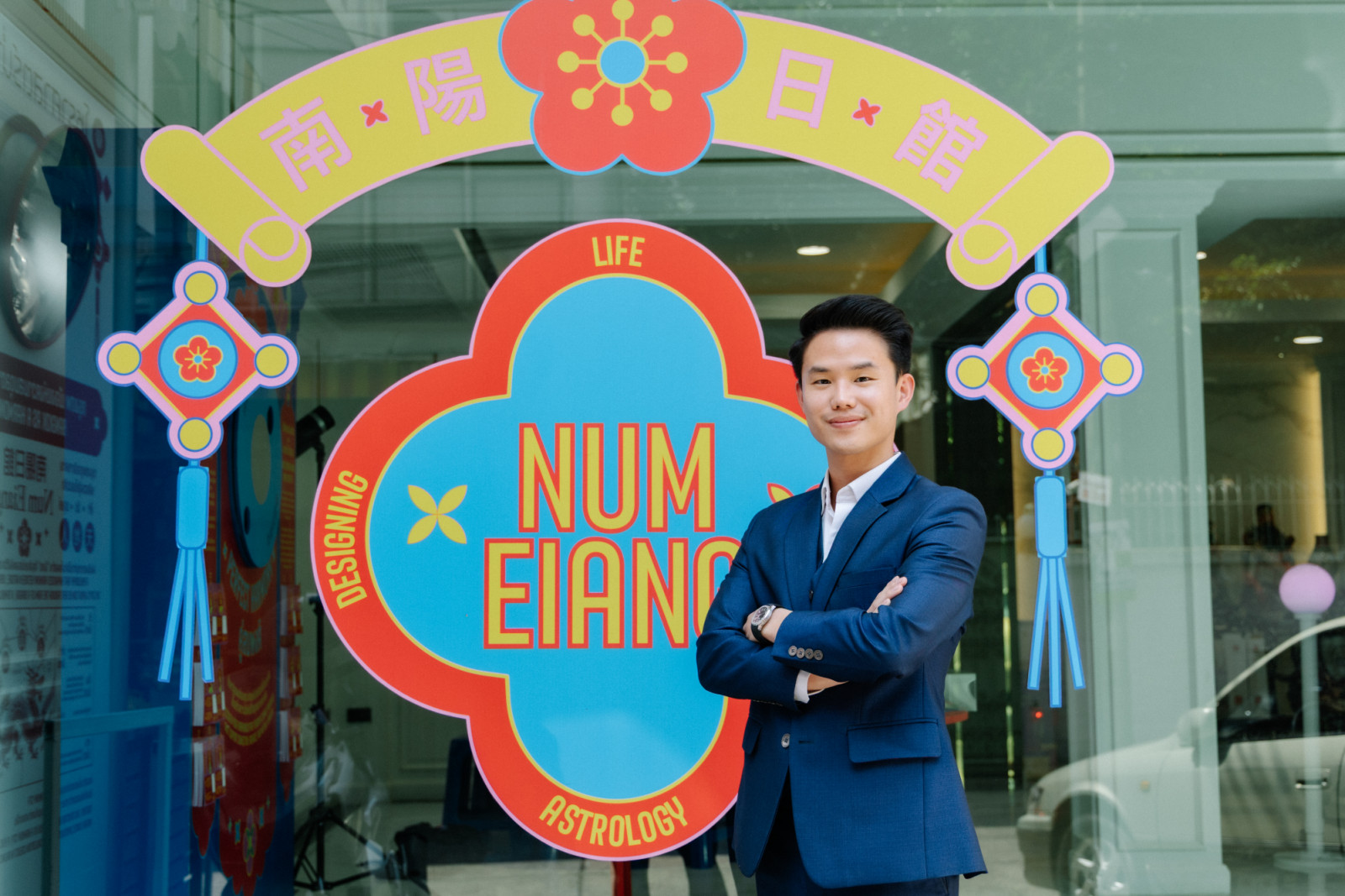 ภายใต้การบริหารจัดการของทายาทธุรกิจรุ่นสาม สำนักโหราศาสตร์น่ำเอี๊ยงกำลังปรับตัวให้สอดคล้องกับไลฟ์สไตล์ผู้คนยุคใหม่ ด้วยการเข้าสู่โลกดิจิทัลที่ขับเคลื่อนด้วย AI (ภาพ: Worapon Teerawatvijit)
